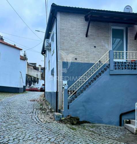 Moradia recuperada, equipada e mobilada na zona vinhateira do douro