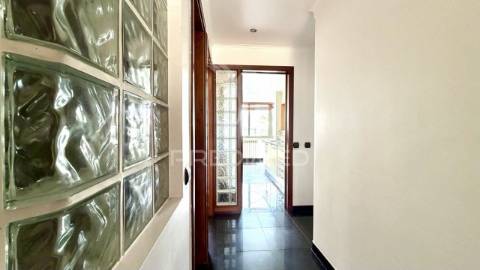 Apartamento t3 transformado em t2+1