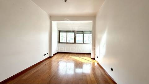 Apartamento t3 transformado em t2+1