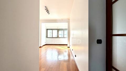 Apartamento t3 transformado em t2+1