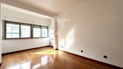 Apartamento t3 transformado em t2+1