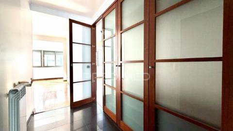 Apartamento t3 transformado em t2+1