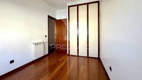 Apartamento t3 transformado em t2+1