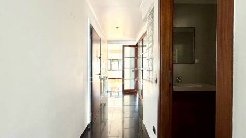 Apartamento t3 transformado em t2+1