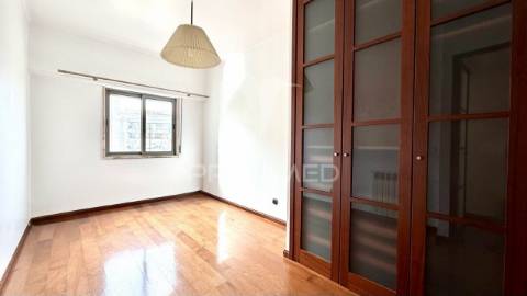 Apartamento t3 transformado em t2+1