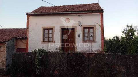 Moradia t3 para recuperação em alvaiázere