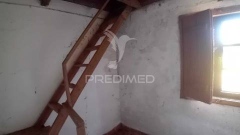 Moradia t3 para recuperação em alvaiázere