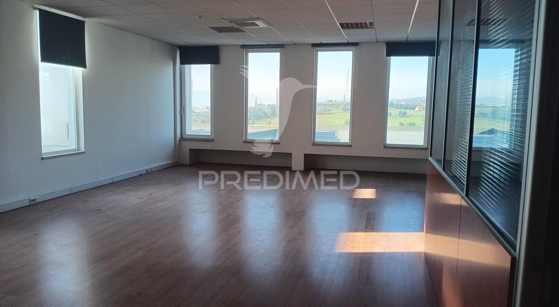 Arrendar armazém industrial moderno e muito funcional