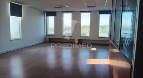 Arrendar armazém industrial moderno e muito funcional