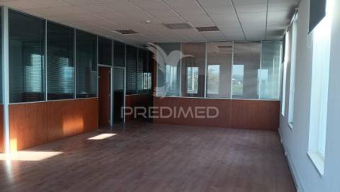 Arrendar armazém industrial moderno e muito funcional