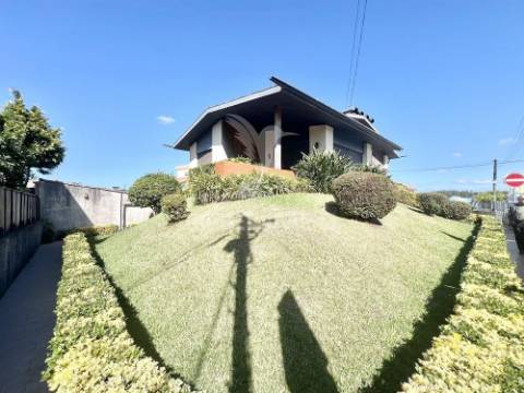 Moradia 4 frentes | garagem | arrumos | jardim