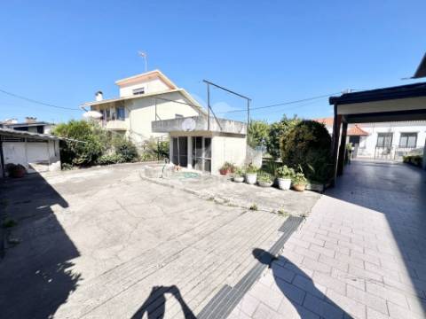 Moradia 4 frentes | garagem | arrumos | jardim