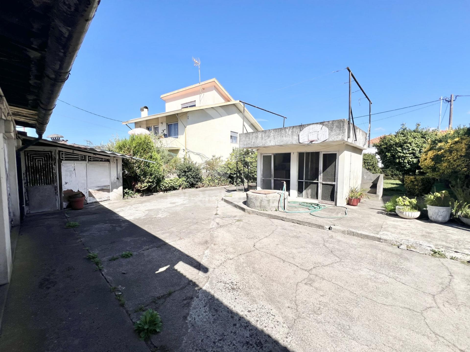 Moradia 4 frentes | garagem | arrumos | jardim