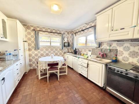 Moradia 4 frentes | garagem | arrumos | jardim