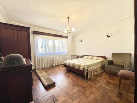 Moradia 4 frentes | garagem | arrumos | jardim