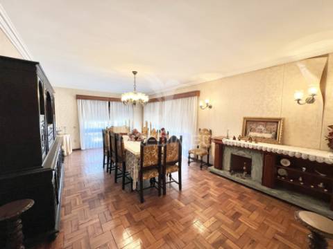 Moradia 4 frentes | garagem | arrumos | jardim