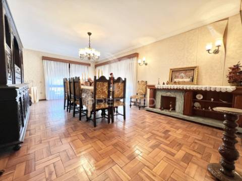 Moradia 4 frentes | garagem | arrumos | jardim