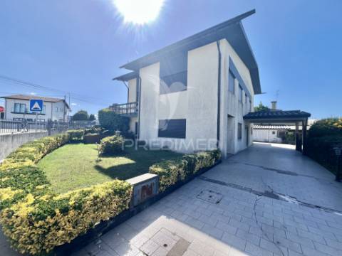 Moradia 4 frentes | garagem | arrumos | jardim