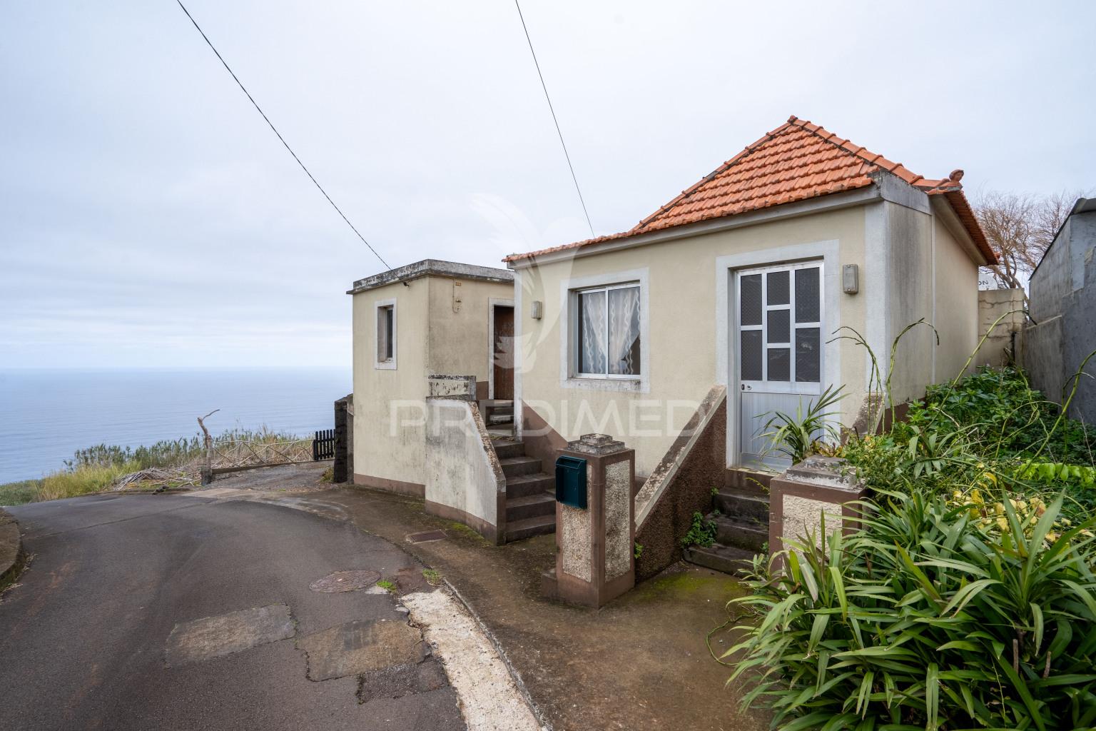 Moradia t3 para renovação, santa, porto moniz