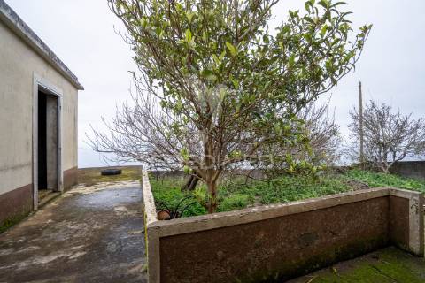 Moradia t3 para renovação, santa, porto moniz