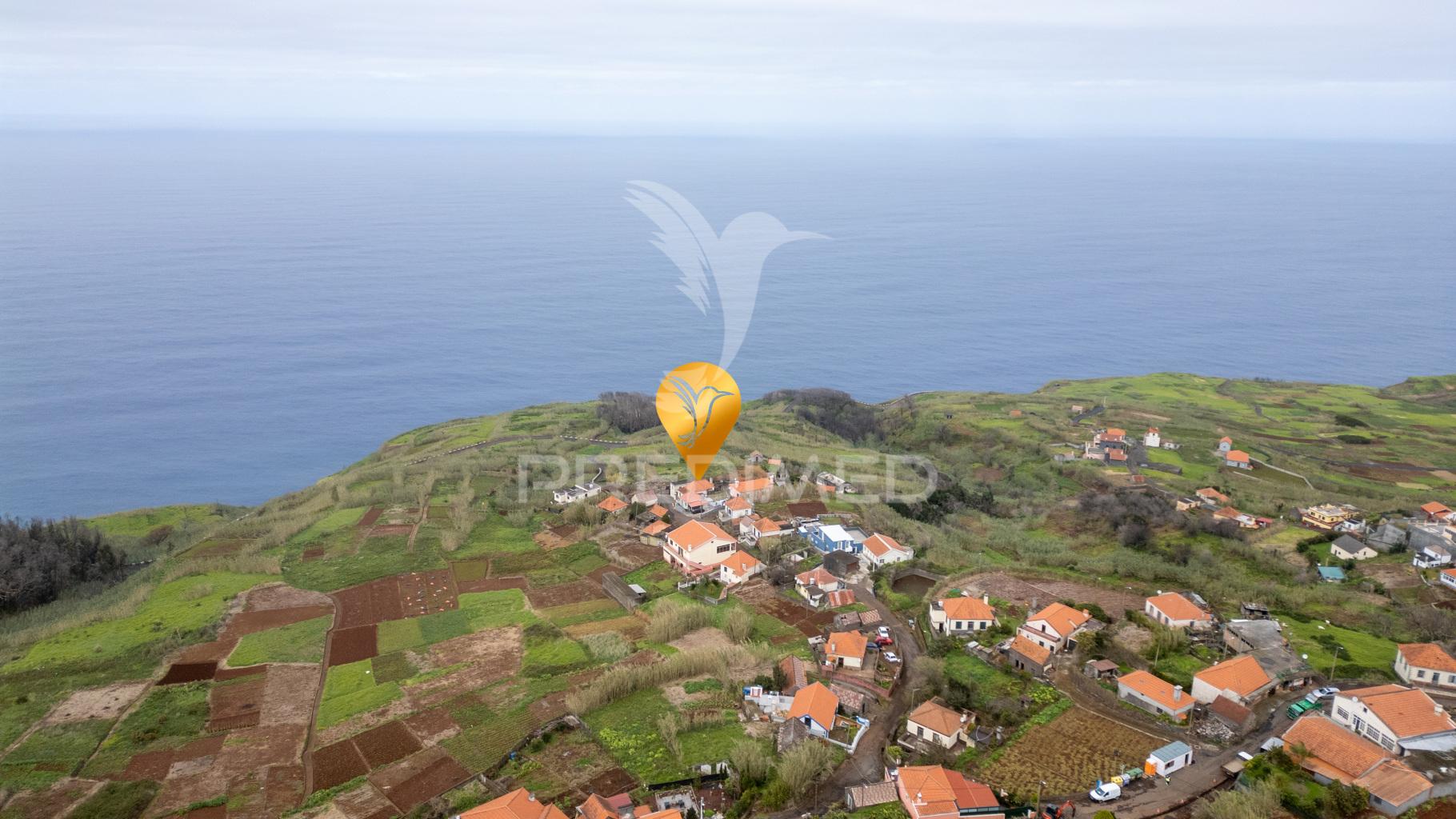 Moradia t3 para renovação, santa, porto moniz