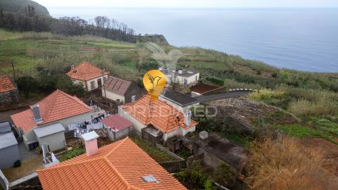 Moradia t3 para renovação, santa, porto moniz