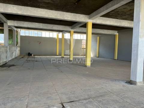 Armazém com área 1750 m2 junto ao aeroporto lisboa