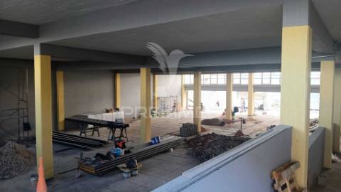 Armazém com área 1750 m2 junto ao aeroporto lisboa