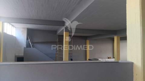 Armazém com área 1750 m2 junto ao aeroporto lisboa