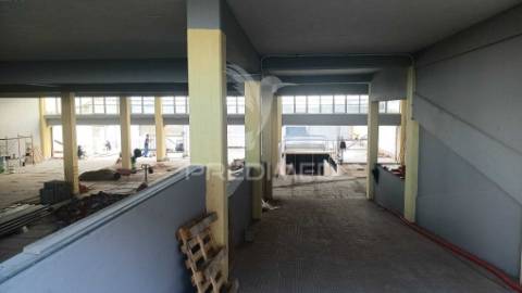 Armazém com área 1750 m2 junto ao aeroporto lisboa