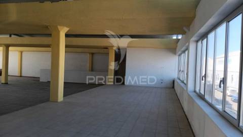 Armazém com área 750 m2 junto ao aeroporto lisboa