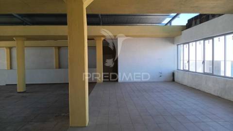 Armazém com área 750 m2 junto ao aeroporto lisboa