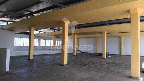 Armazém com área 750 m2 junto ao aeroporto lisboa