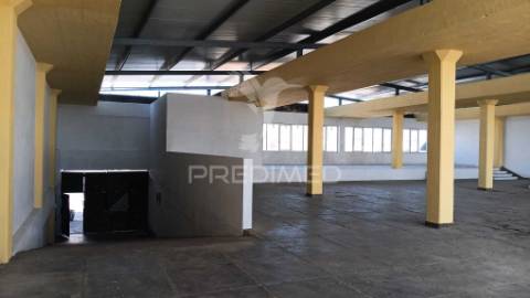 Armazém com área 750 m2 junto ao aeroporto lisboa