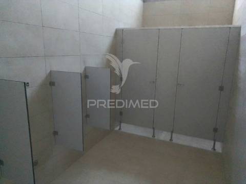 Armazém com área 750 m2 junto ao aeroporto lisboa