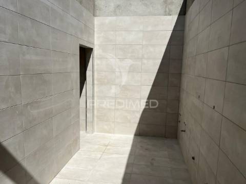 Armazém com área 750 m2 junto ao aeroporto lisboa