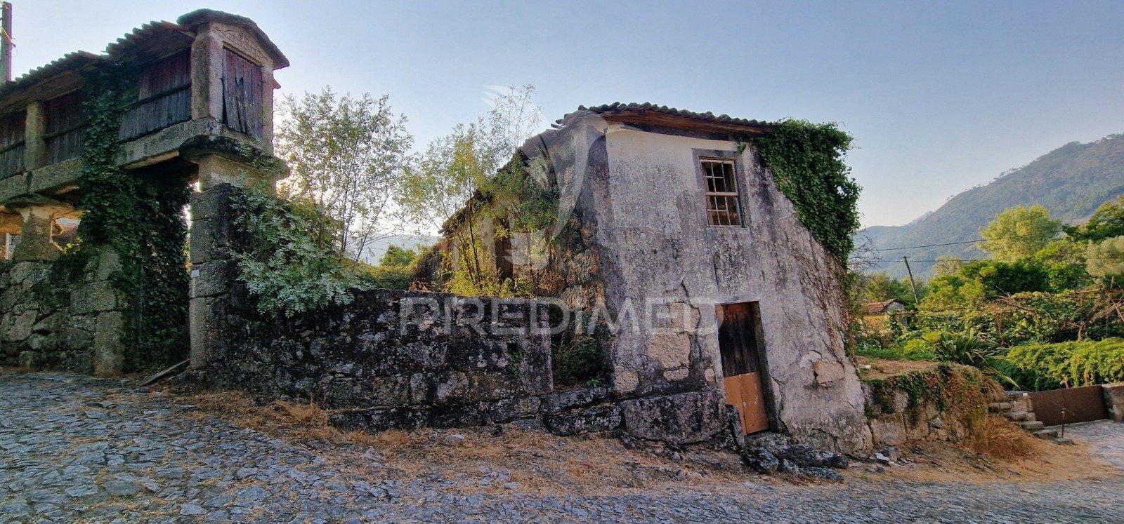 ? casa de aldeia para reconstruir – rio caldo, terras de bouro