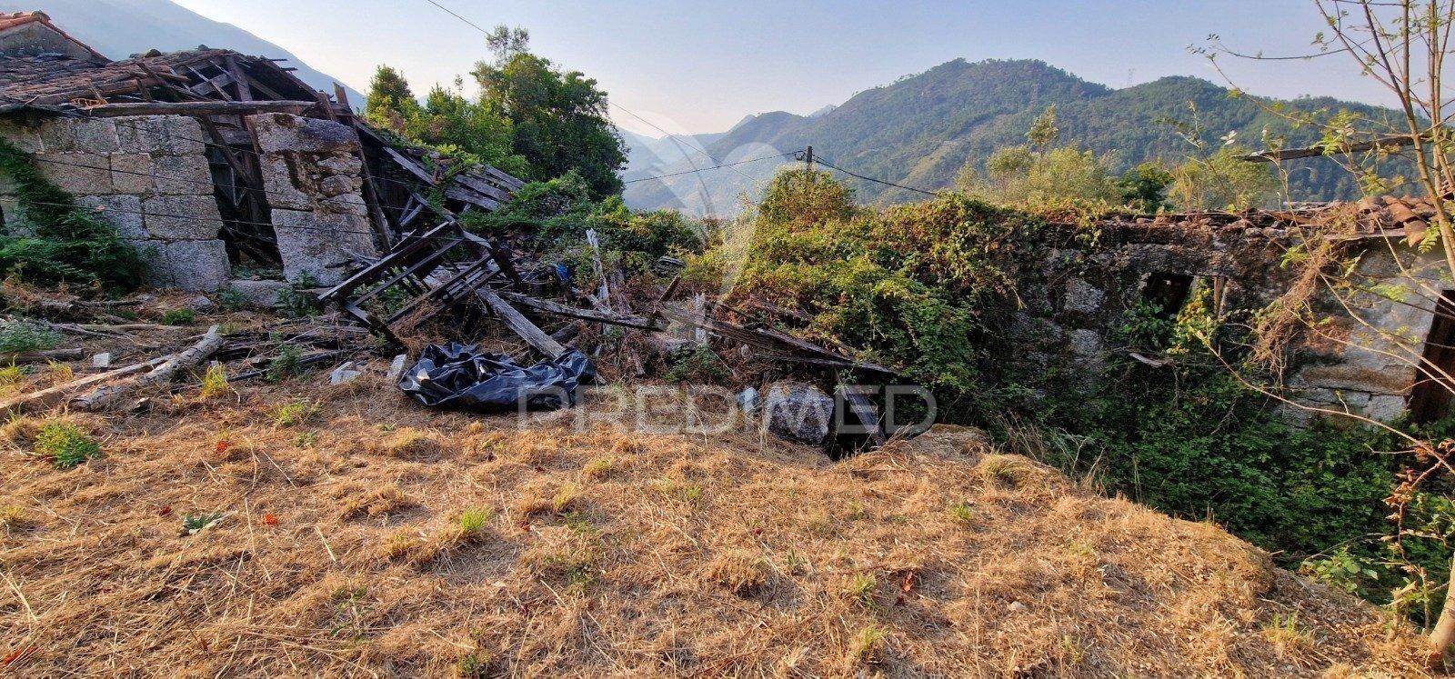 ? casa de aldeia para reconstruir – rio caldo, terras de bouro
