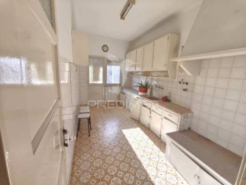 Apartamento t3 com enorme potencial na cova da piedade