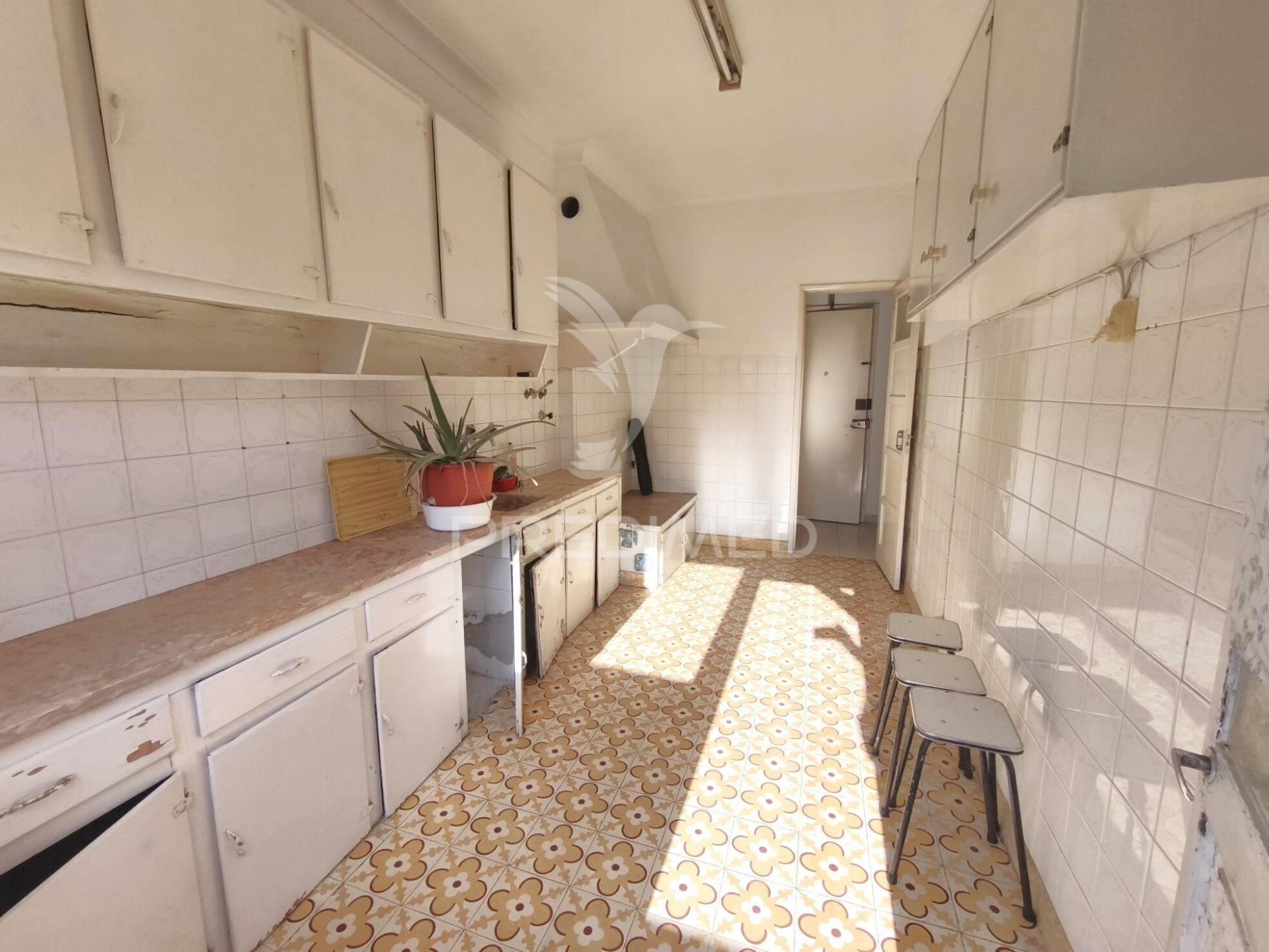 Apartamento t3 com enorme potencial na cova da piedade