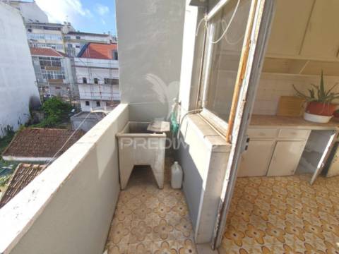 Apartamento t3 com enorme potencial na cova da piedade