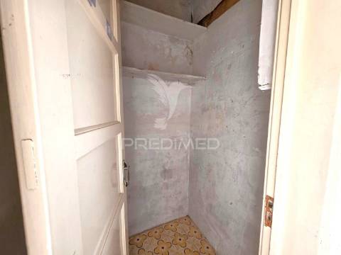 Apartamento t3 com enorme potencial na cova da piedade