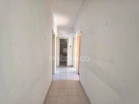 Apartamento t3 com enorme potencial na cova da piedade