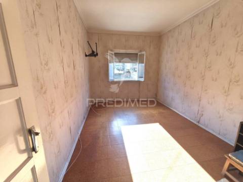 Apartamento t3 com enorme potencial na cova da piedade