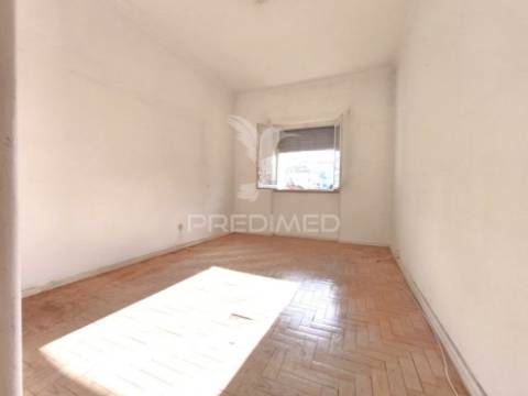 Apartamento t3 com enorme potencial na cova da piedade