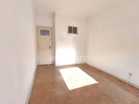 Apartamento t3 com enorme potencial na cova da piedade