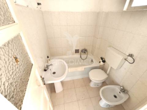 Apartamento t3 com enorme potencial na cova da piedade