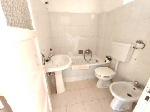 Apartamento t3 com enorme potencial na cova da piedade