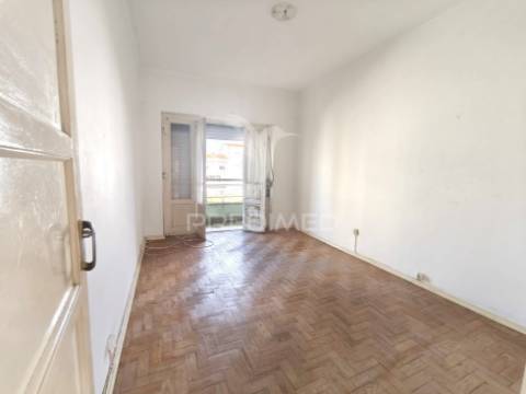 Apartamento t3 com enorme potencial na cova da piedade