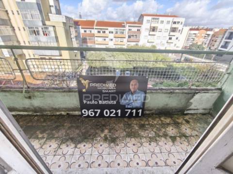 Apartamento t3 com enorme potencial na cova da piedade